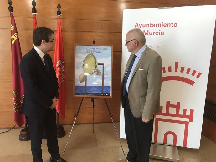 Pacheco, a la izquierda, presenta el cartel del festival