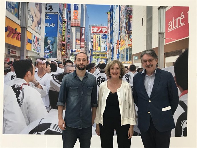 Rivas, Ranea y Sordo delante de una de las imágenes de la muestra