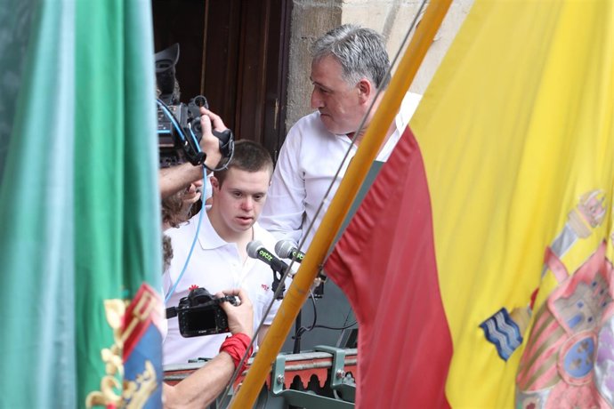Joseba Asiron e Ibai Ganuza, en el chupinazo de Sanfermines.