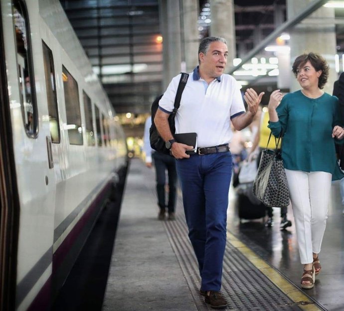 Elías Bendodo junto a Soraya Sáenz de Santamaría PP primarias dialogo informal