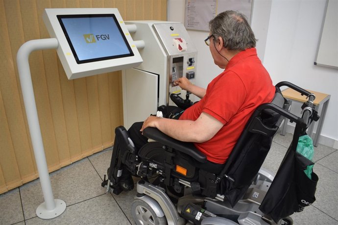 FGV desarrolla una máquina de venta de billetes plenamente accesible