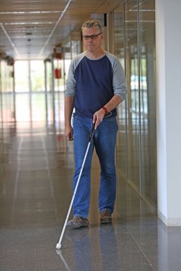 Un home camina amb el bastó 'Egara'