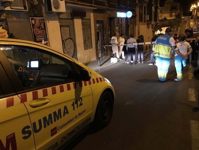 Equipos de emergencias en el domicilio de una mujer asesinada por su expareja