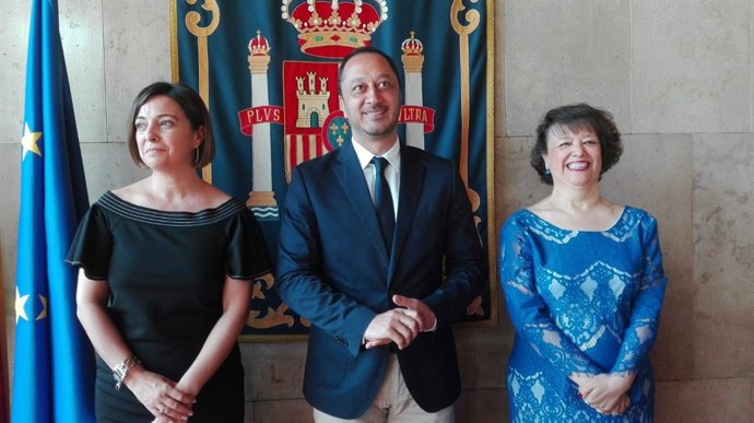 Gómez de Celis (centro), entre la alcaldesa de Córdoba y la nueva subdelegada