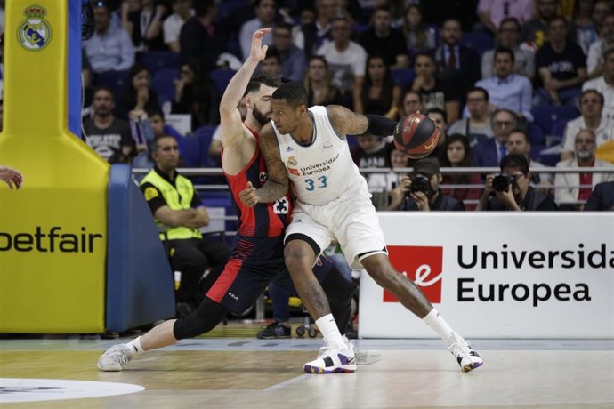 Thompkins intenta atacar la canasta ante Shengelia en el Real Madrid-Baskonia
