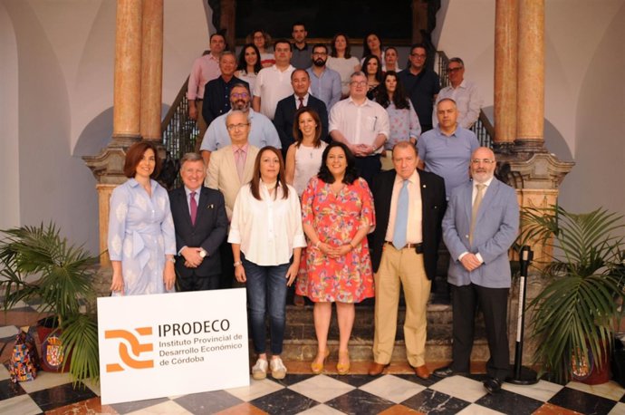 Amo (centro), junto a los participantes en el curso