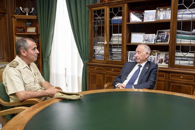 Javier Ángel Soriano, durante su despedida de la Diputación con Gabriel Amat.