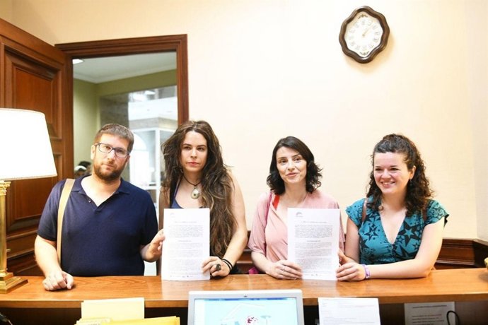 Diputados de Unidos Podemos en el registro del Congreso