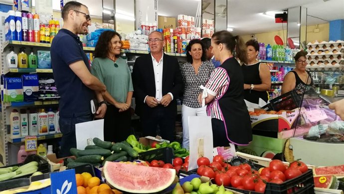 Lina Gálvez conoce la moneda social ossetana de San Juan de Aznalfarache.