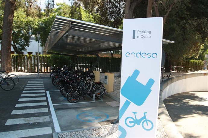  'Parking' Para Bicicletas Eléctricas En La Sede De Endesa En Sevilla.