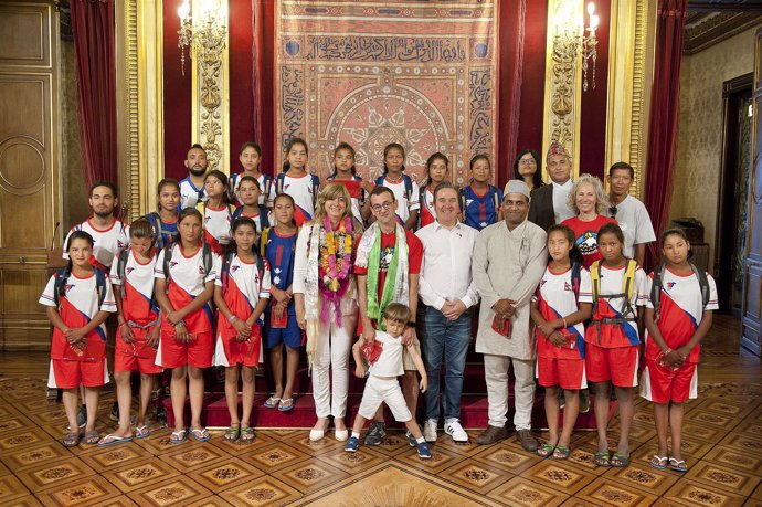 Ollo con las jugadoras del equipo de fútbol nepalí