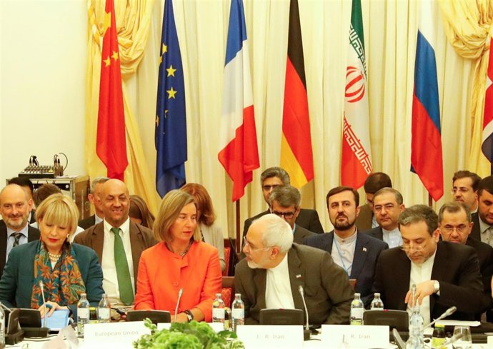Mogherini con el ministro de Exteriores iraní en Viena