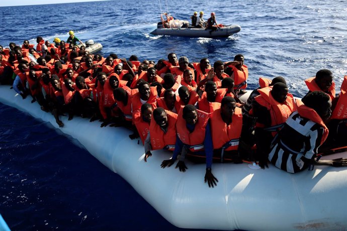 Embarcación con inmigrantes y refugiados en el Mediterráneo