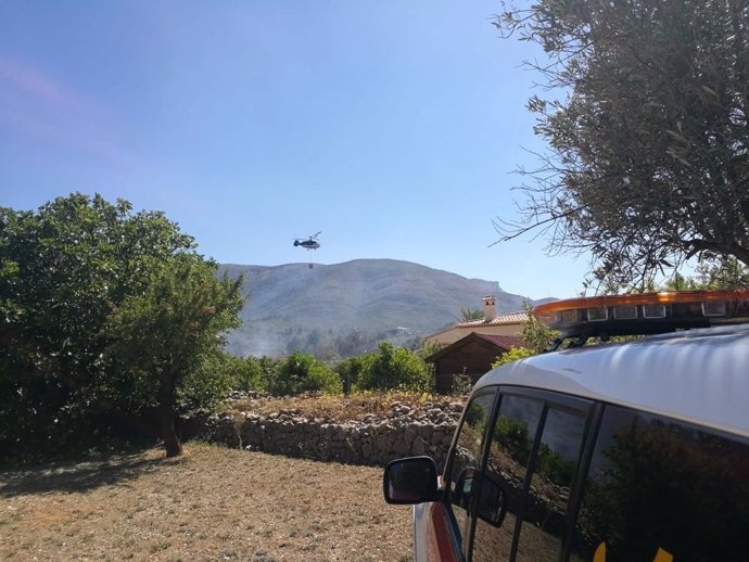 Un helicóptero descarga sobre el barranco de Guerri