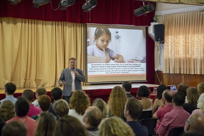 Instante durante el curso para docentes del Colegio San Francisco de Paula.