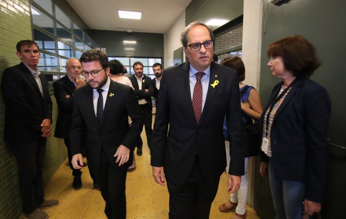 El vpte.P.Aragonès i el pte.Q.Torra vesteixin a la presó a Forcadell i Bassa.
