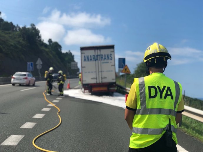 Camión incendiado en la A-8