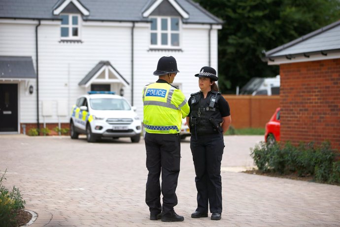 Policías en la localidad británica de Amesbury