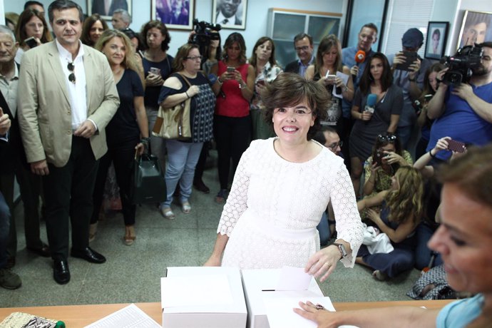 Santamaría vota en las primarias del PP en una mesa electoral en Madrid