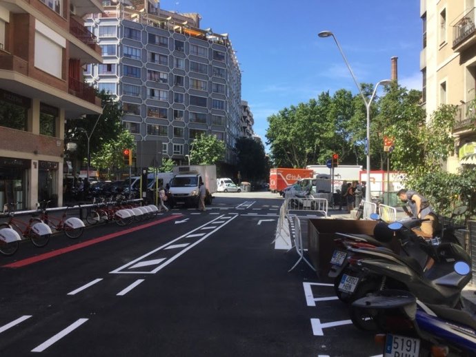Nova secció del carrer Rosselló, a tocar de la nova plaça
