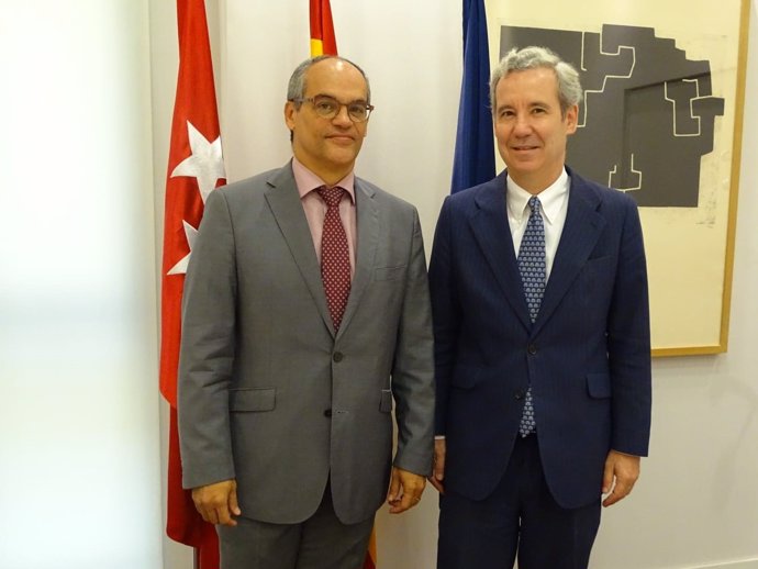 Rafael van Grieken con el representante de la plataforma