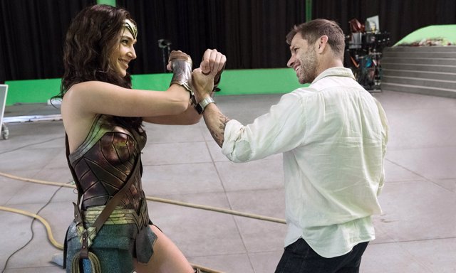 Zack Snyder y Gal Gadot en el rodaje de Liga de la Justicia