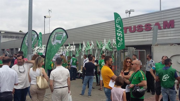 Concentración ante la sede de Tussam