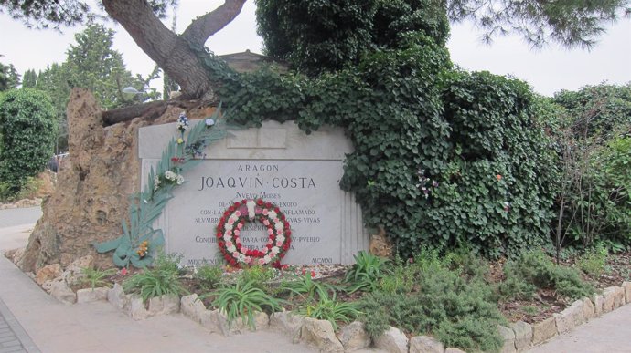 Monumento a Joaquín Costa en el Cementerio de Zaragoza