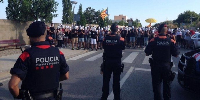 Concentración de los CDR frente al Campus de Verano de Vox en Tarragona