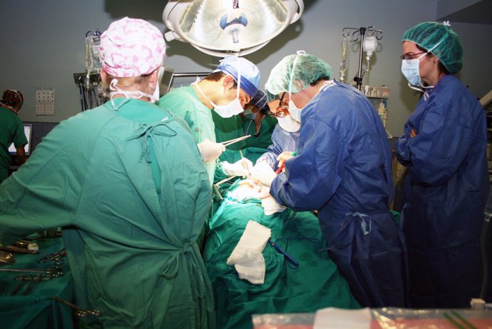 Un paciente es operado en un quirófano
