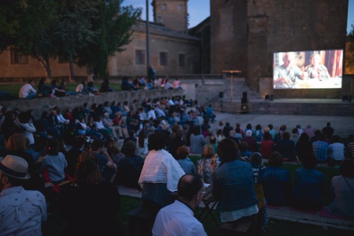 Una de las sesiones de cine en la plaza General Alsina de Huesca