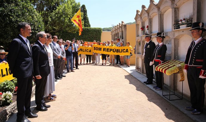 El president Quim Torra en l'ofrena floral a la tomba de Josep Anar-la