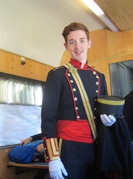 Joven ataviado con uniforme de Alfoso XIII