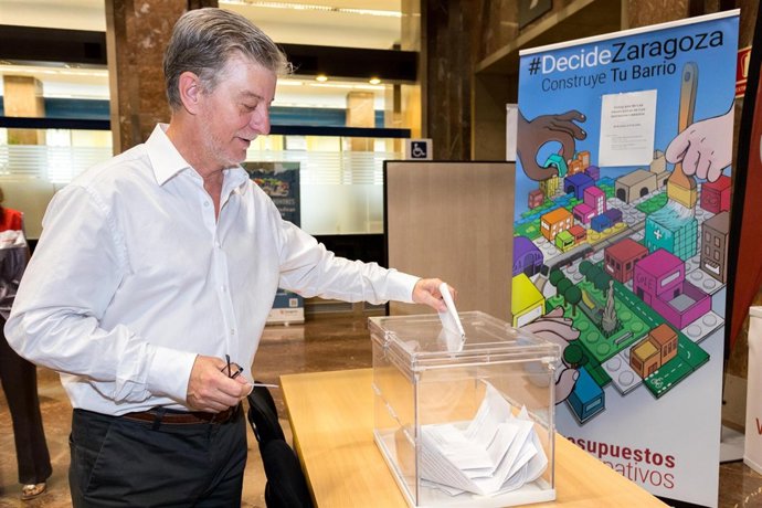 El alcalde Pedro Santisteve vota en los presupuestos participativos