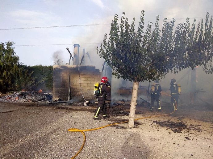Imagen del incendio cedida por Bomberos CEIS