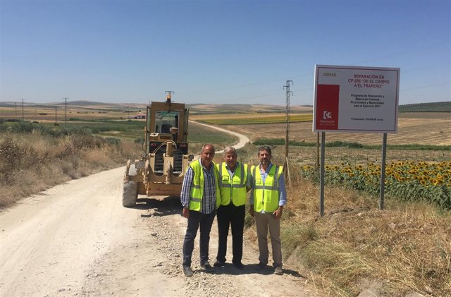 Obras en el camino provincial del CP-266 'De El Carpio al Trapero'