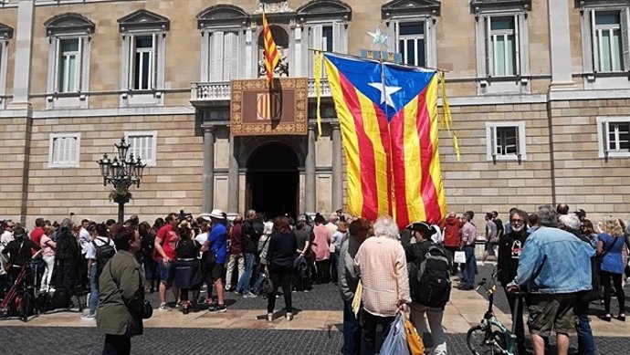 Congregación de gente delante de la Generalitat de Cataluña