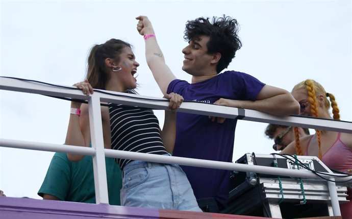 Amaia romero y javi calvo en el desfile del orgullo gay de madrid