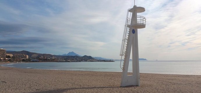 Abierta al baño la playa del Campello