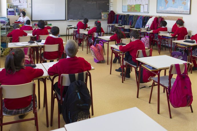 Colegio, escuela, aula, primaria, clase, niño, niña, niños, estudiando