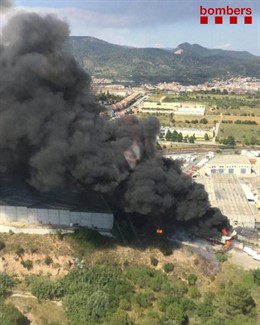 Incendi en un magatzem de matalassos a Esparraguera