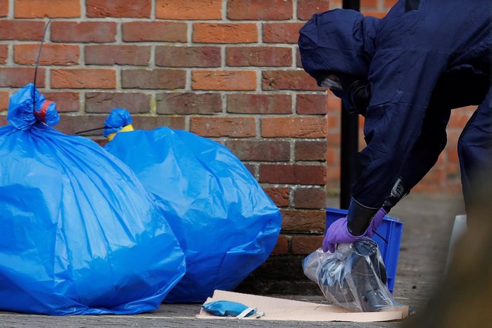 Inspectores con traje NBQ inspeccionan la escena del crimen de Salisbury