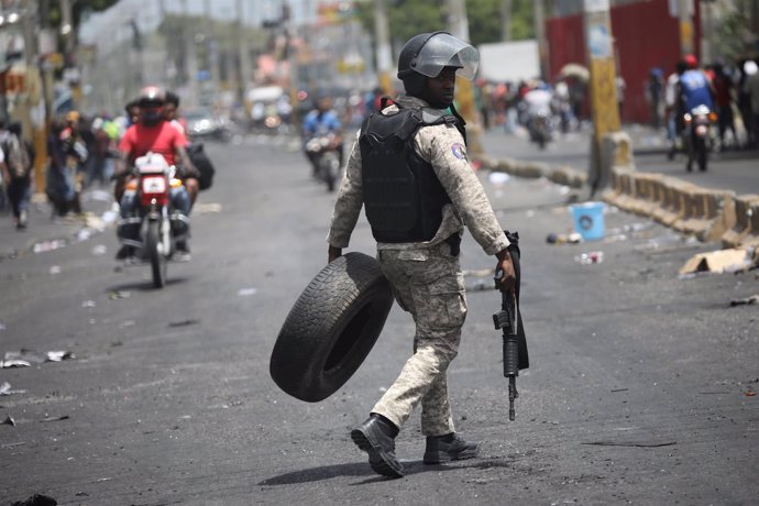 Un policía durante los disturbios en Puerto Príncipe, Haití