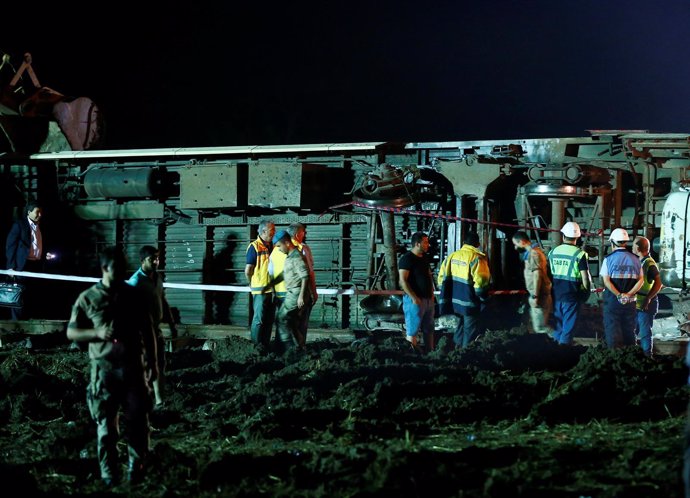 Los equipos de rescate trabajan tras el descarrilamiento de un tren 