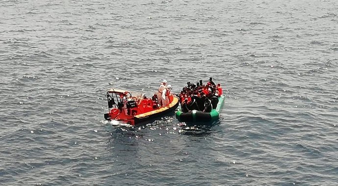 Rescate de una patera por Salvamento Marítimo