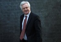 Davis dice que no hubiera sido "plausible" seguir como negociador del Brexit por sus diferencias con May