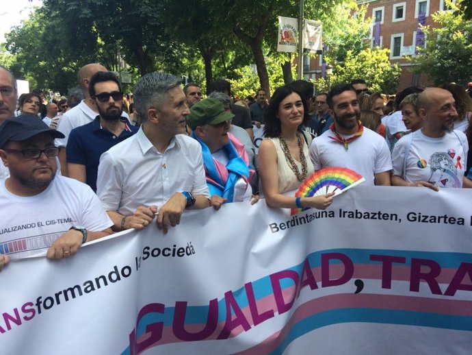 Carmen Montón y Fernando Grande-Marlaska en el Orgullo Gay