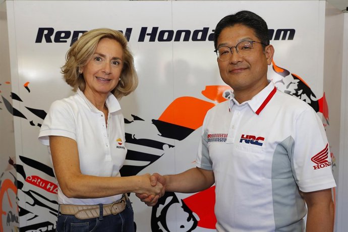 Begoña Elices (Repsol) y presidente de HRC, Yoshishige Nomura