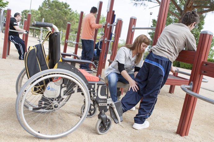 Voluntarios trabajan con discapacitados en el parque.