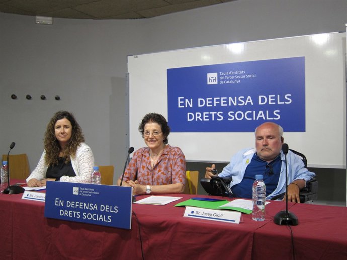 La presidenta de la Taula del Tercer Sector, Francina Alsina (Centre)